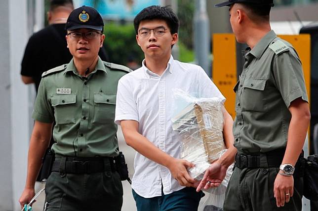 「香港眾志」秘書長黃之鋒今(17日)上午10時30分出獄，旋即加入反送中的戰場。(路透)