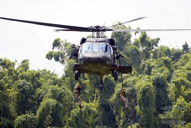 UH-60M黑鷹直升機搭載特戰人員進行操演。(資料照，軍聞社提供)