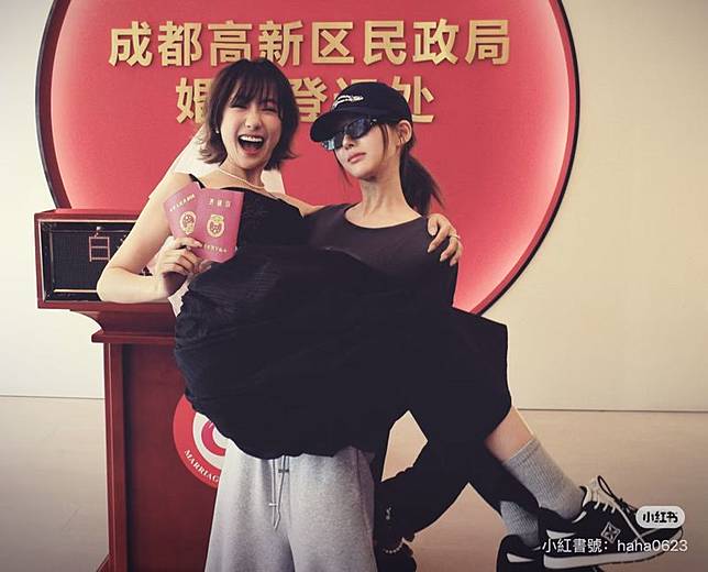 趙露思（右）公主抱起魏笑。翻攝微博