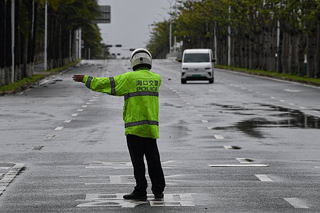 A traffic police officer guides the traffic at the entrance of a closed tunnel in Haikou, south China's Hainan Province, Sept. 6, 2024 (Xinhua/Pu Xiaoxu)