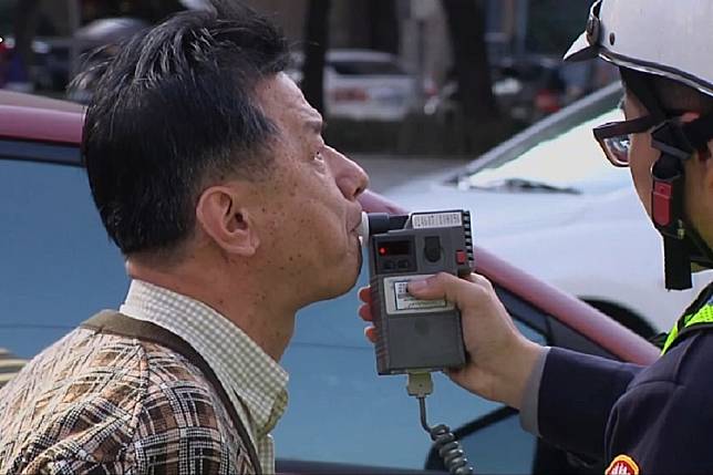 法務部長邱太三昨日在台中市區發生車禍，卻在行經台灣大道時追撞前方計程車，所幸雙方均未受傷。（翻攝自TVBS）
