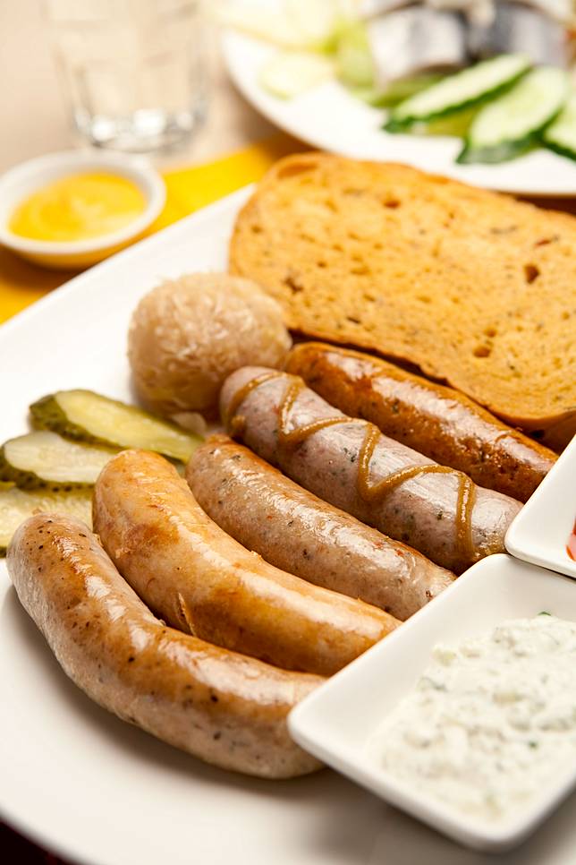 ▲在歐瑪烏蘇拉德式美食可以吃到道地的德式香腸。（圖/歐瑪烏蘇拉德式美食）（<a href=