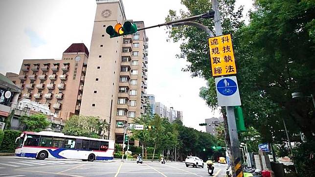 為持續維護道路交通秩序，台北市警察局交通警察大隊提醒，12月1日起將新增「榮總周邊」等21處科技執法地點。 （台北市警察局交通警察大隊提供） 中央社記者黃麗芸傳真 111年11月30日  
