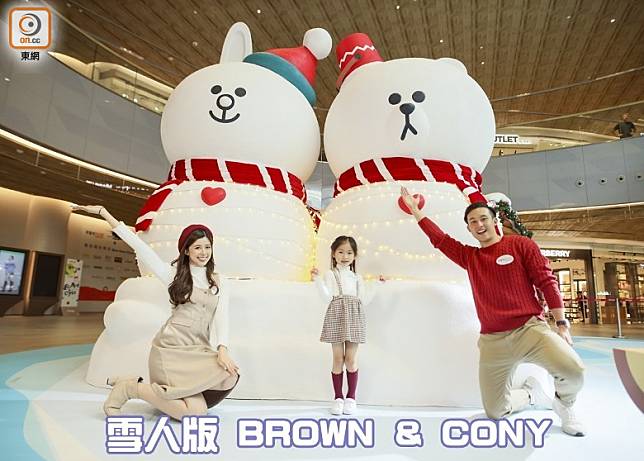 3.5米高的BROWN和CONY造型雪人在中庭歡迎各位。（互聯網）