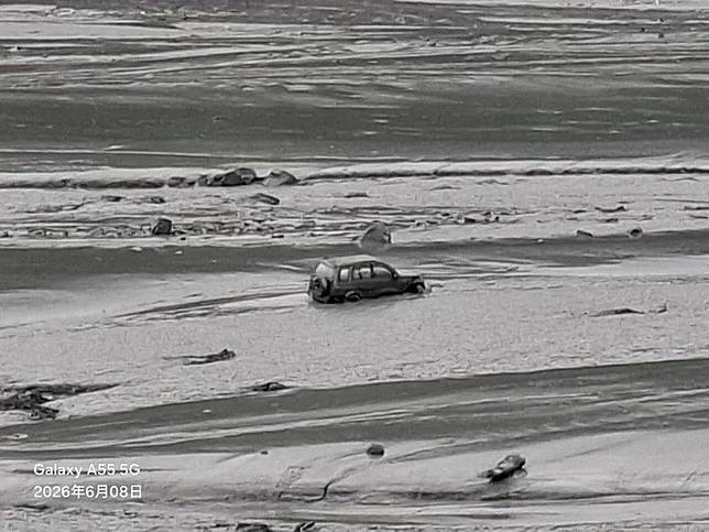 鄧姓工地主任連人帶車被暴漲的溪水沖走，吉普車被發現時，卻不見工地主任蹤影。林保署花蓮分署提供