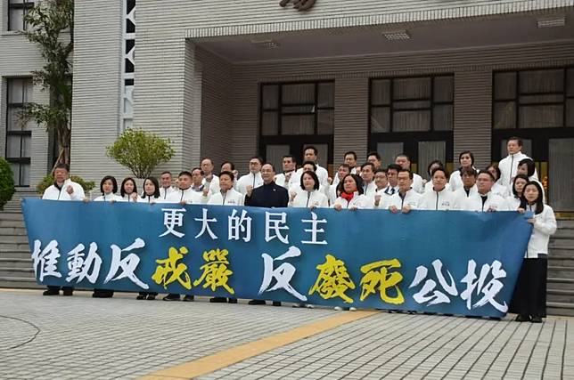 國民黨主席朱立倫、國民黨團總召傅崐萁曾一起在立院議場前開記者會，要推兩案公投。（圖／國民黨團提供）