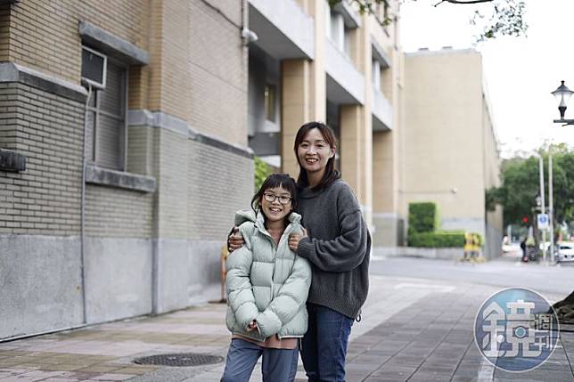 十年前，諶淑婷抱著初生嬰兒澄澄來到行政院後門，如今澄澄已經就讀國小五年級。