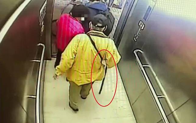 警方調出雙方搭乘電梯及老翁拄拐杖的監視器畫面。（圖／翻攝畫面）