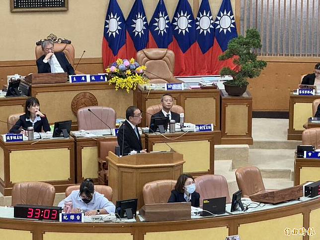 新北市議會今日進行市政總質詢，民進黨黨團總召廖宜琨，與市議員張嘉玲、鄭宇恩、鐘宏仁、彭佳芸、周雅玲，共同針對「藍白亂政刪預算，大罷免風雲起！」為題進行質詢。(記者羅國嘉攝)