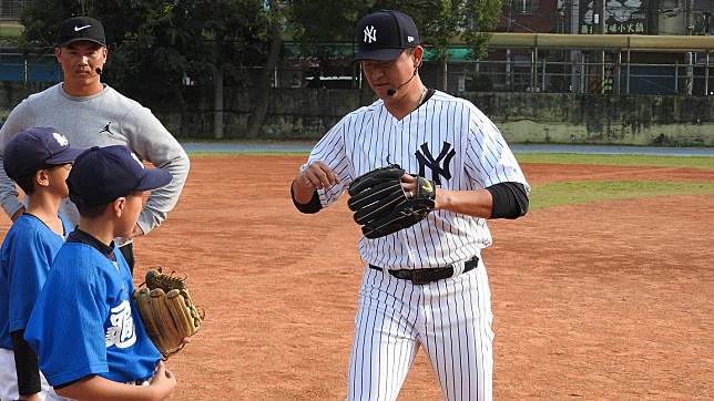 擁有多年大聯盟資歷的選手-王建民，擔任這場 「MLB CUP Taiwan 前進校園」一日講師，來將其努力重返大聯盟的經驗及棒球 知識傳授給龜山國小冠軍隊的小球員們。（圖／黃建霖攝）