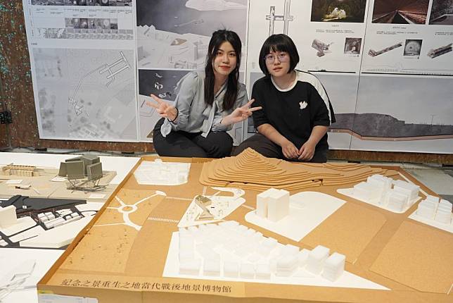 大葉大學空間設計系學生楊玟晞（右）與陳以琳的作品獲得金點新秀設計獎。（記者吳東興攝）