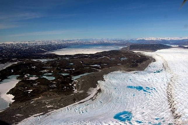 格陵蘭14日「不尋常大融冰」，一天就消失20億噸冰雪。圖為NASA於6月3日拍攝Eqi Sermia glacier。(NASA)
