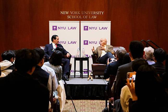 馬英九(左)於美東時間16日下午在美國紐約大學(NYU)發表演說。(馬英九辦公室提供)
