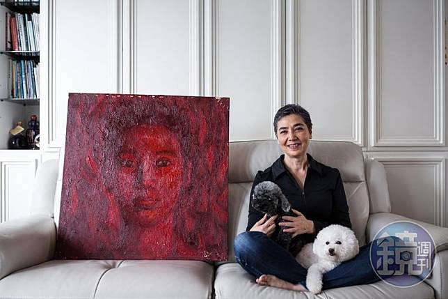 賴佩霞自復興美工肄業，有繪畫底子， 後來又去印度學習靜心繪畫， 紅色自畫像代表她的熱情、有愛。