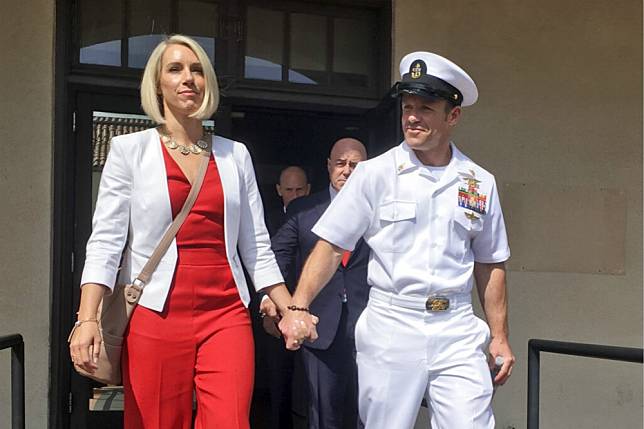 涉嫌戰爭罪的美軍精銳海豹成員蓋拉赫（右）與妻子安德拉步出聖地牙哥軍事法庭。（美聯社）