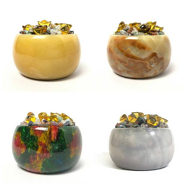 由花蓮傳統工藝所打造的玉石聚寶盆，有多種花色紋路可選。長＊寬＊高：13*13*8cm。(圖/大藝石代)