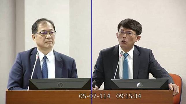 立委黃國昌(右)質詢法務部長鄭銘謙(左)。(記者王冠仁翻攝)