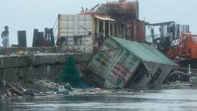 2025年11月10日，超級颱風「鳳凰」昨（11/9）在菲律賓奧羅拉省登陸，馬尼拉都會區那佛打斯市一貨櫃屋遭強風吹落水。美聯社