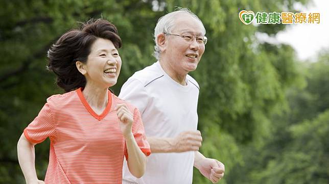 為避免成為糖尿病一族，應維持良好生活習慣、規律運動、均衡飲食及多喝水。