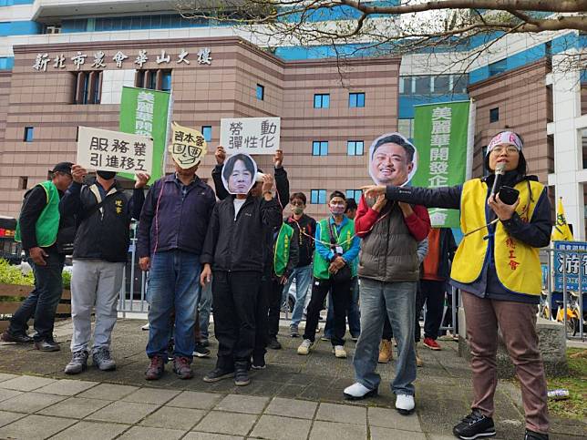 桃園市產業總工會等團體十一日赴民進黨中央前召開「民進黨真的不是資進黨？工人絕食，行政院長擴大移工開放？」記者會，質疑政府選擇站在資本家那一邊。（中央社）