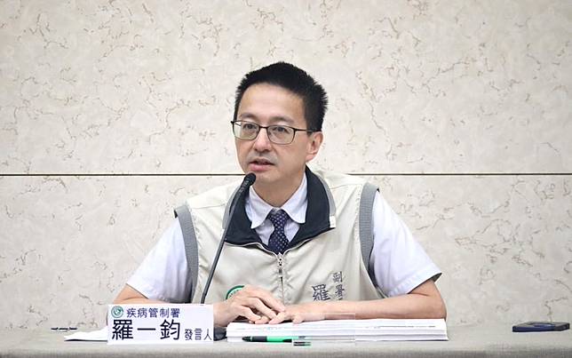 疾管署副署長羅一鈞表示，近期新冠疫情已連續5週下降，脫離高原期，但過去一個月來單週死亡個案仍維持在30例以上。（圖／疾管署）