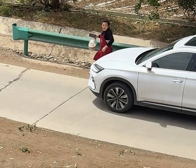 中國五一長假期間，有民眾在高速公路上大塞車，期間透過手機點外賣解飢，真有餐廳老闆娘親自送餐。翻攝瀟湘晨報