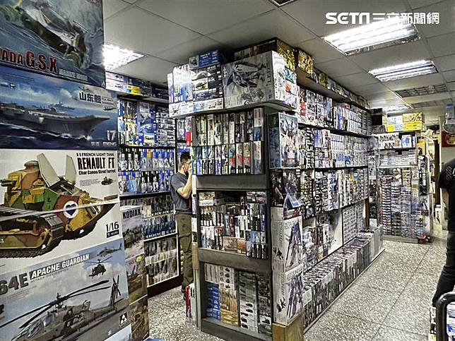 店內有著飛機、軍事、摩托車等類型模型外，也有販售日本原汁原味的模型誌，品項琳琅滿目。（圖／記者簡浩正攝影）