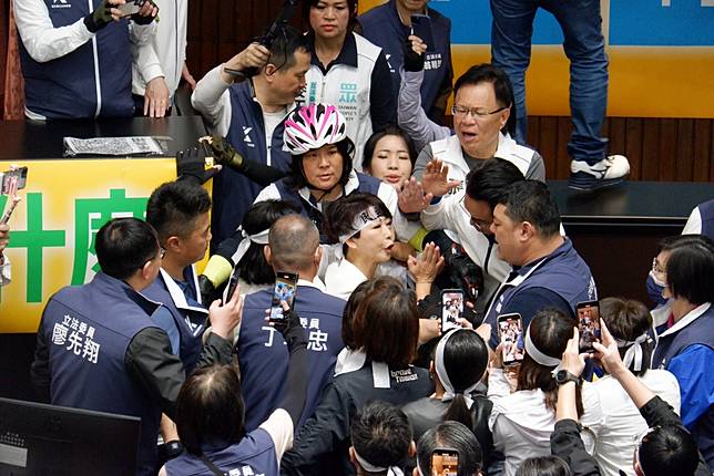 朝野立委在立法院議場內爆發衝突，陳亭妃被團團圍住。陳祖傑攝