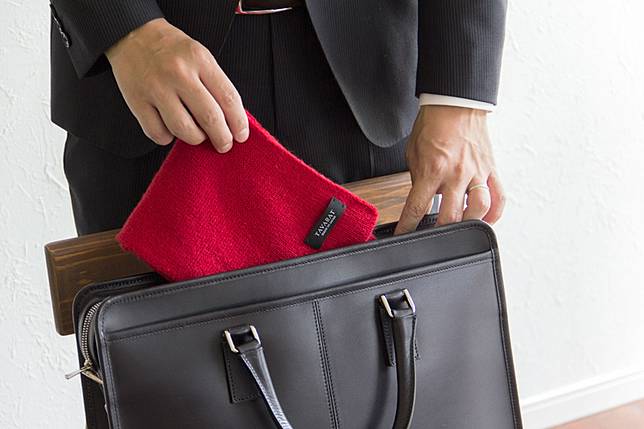 
<p>【TAVARAT】</p><p>
羊絨圍巾不僅溫暖，而且高級感十足，是上班族的定番用品。</p><p>
平均價格：10,100日圓</p><p>
產地：日本</p><p>
購買網址：<a href=