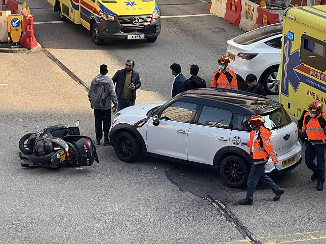 荃灣沙咀道兩車相撞，鐵騎士被拋上私家車車頭。(車CamL(香港群組) Facebook)