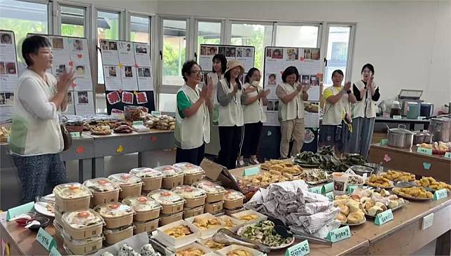 宜蘭岳明國中小學的家長，帶著小朋友一起做早餐，感謝老師。圖／台視新聞