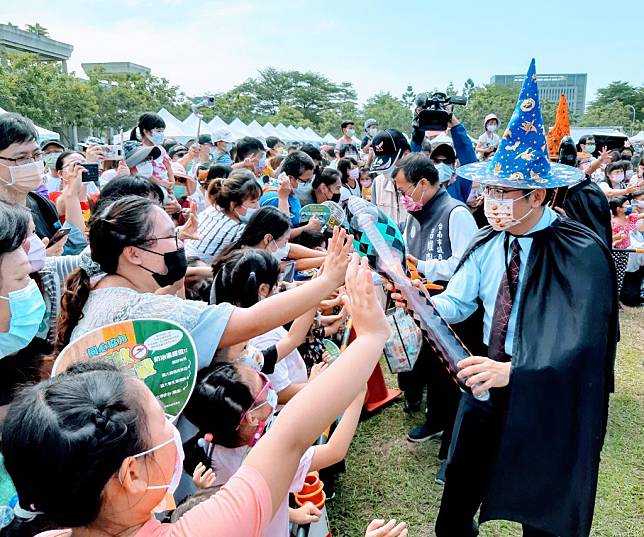 台南市長黃偉哲變裝參加萬聖大遊行，沿路與大小朋友開心互動。 （記者羅玉如攝）