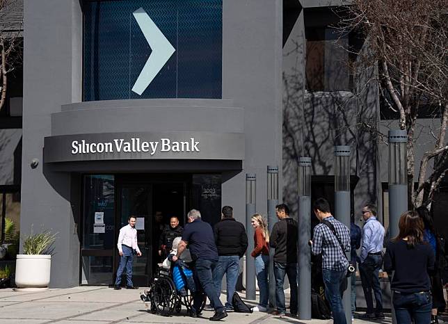 People queue up outside the headquarters of the Silicon Valley Bank (SVB) in Santa Clara, California, the United States, March 13, 2023. The SVB was closed on March 10, 2023 by regulators. (Photo by Li Jianguo/Xinhua)