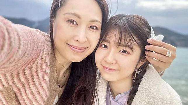 佐田茉莉子公開女兒長相，宣布她將成為2.5次元偶像。（圖／翻攝自X）