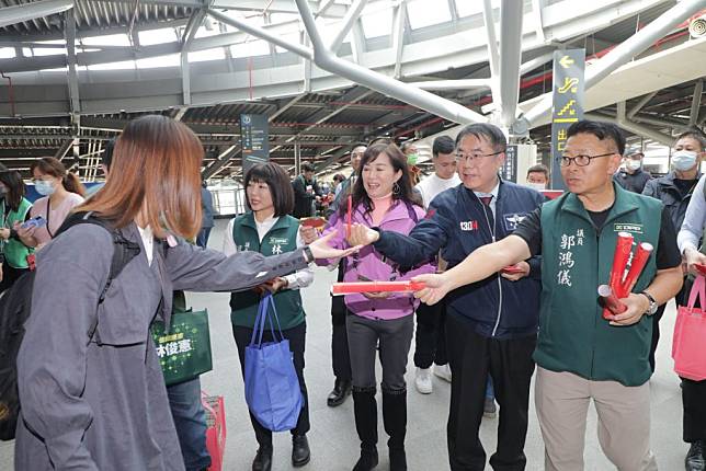 市長黃偉哲（右二）至高鐵台南站發春聯，祝賀返鄉市民、遊客「蛇宓隆發」。（市府提供）