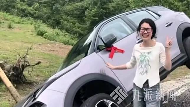 龔姓女駕駛與事故車輛合影。翻攝自《九派新聞》