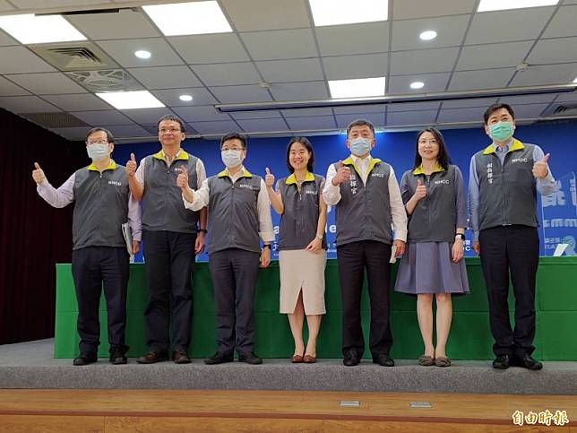 陳時中率防疫醫師團隊示範「梅花口罩隊形」合照拍攝方式，間隔一人戴口罩、一人不用戴，一樣有防護力。(記者吳亮儀攝)