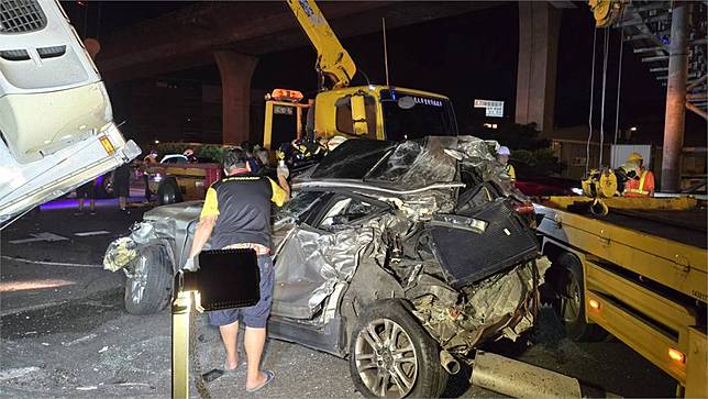 快新聞／國1北上桃園段連環撞！大車側翻壓爛小客車　駕駛一度受困