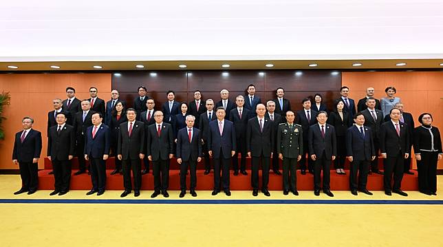 Chinese President Xi Jinping meets with new officials of the executive, legislative and judicial organs of the Macao Special Administrative Region in Macao, south China, Dec. 20, 2024. (Xinhua/Yin Bogu)