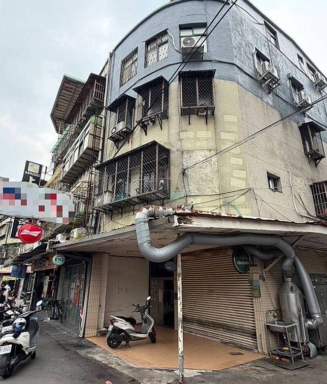 新北市板橋永豐街一處公寓，近日傳出臭味，鄰居報警破門，赫見失智七旬老母親，及身亡的50餘歲兒子。(記者吳仁捷翻攝)