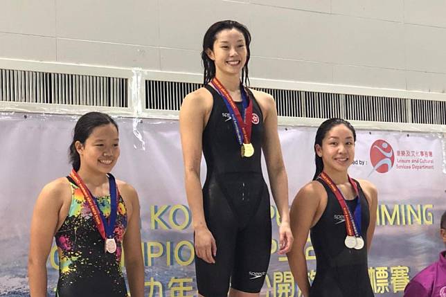 Stephanie Au is all smiles as she celebrates winning the women’s 100m backstroke at the Hong Kong Open swimming championships. Photos: Chan Kin-wa