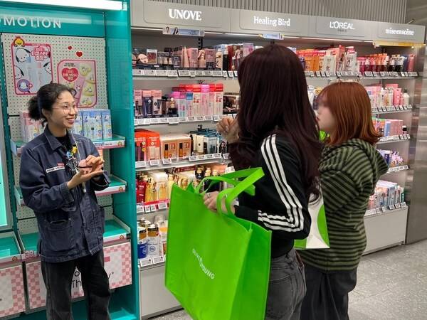 ▲ A foreign customer experiencing the ‘Olive Young Personal Shopper’ service at Olive Young Gangnam Town