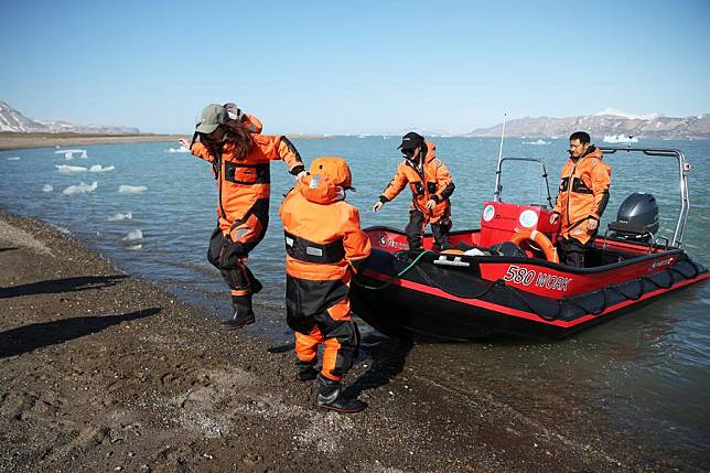 Members of the Chinese Arctic expedition team take a boat out for sampling on the Austre Lovenbreen glacier in Svalbard, Norway, June 22, 2024. (Xinhua/Zhao Dingzhe)