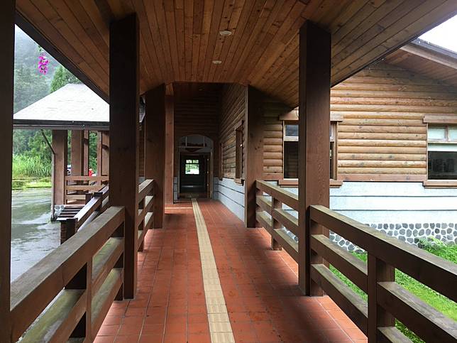 ▲中間遊客中心的迴廊。（圖／奧丁丁體驗）