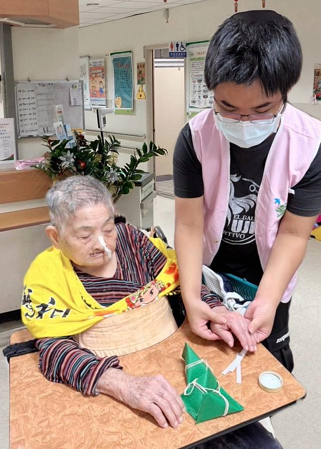 豐原醫院與南投縣政府青少年生涯探索號合作，為醫院附設護理之家長者慶端午，提前歡慶節日。（記者徐義雄攝）