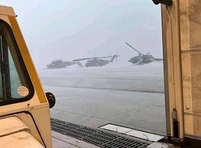 美國維吉尼亞洲諾福克海軍基地錢伯斯飛行場遭暴風襲擊，10架直升機受損。   圖：翻攝US Navy