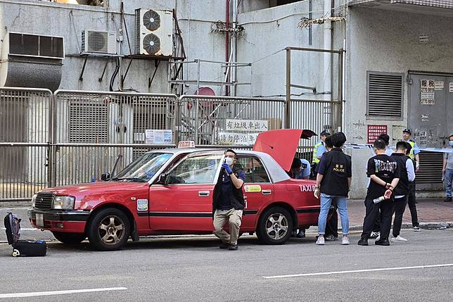 警方在涉案的士蒐證和套取指模。(網民伍振輝@FB群組「土瓜灣之友」)