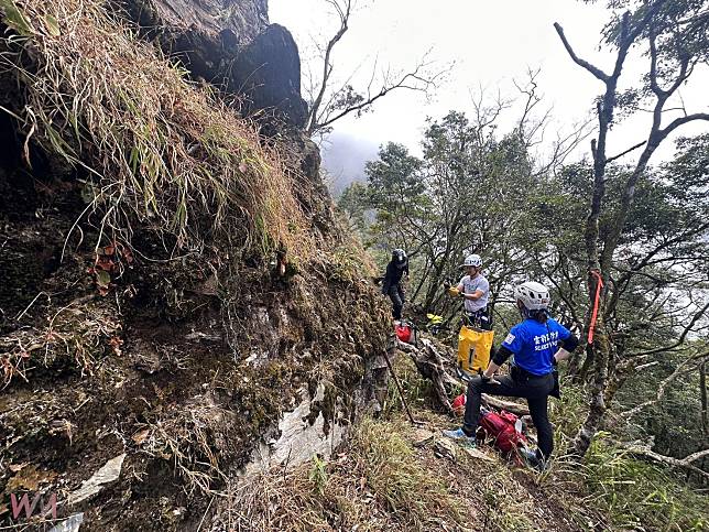 直擊／高雄市茂林多納林道濕冷路滑　山友失蹤案！高屏兩地警義消、民力團體聯手救援