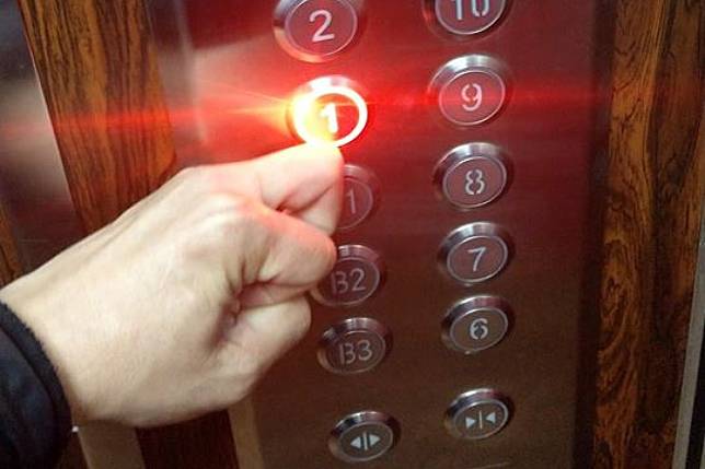 ▲男子分享用指關節按電梯，避免手指觸碰的方法。（圖／翻攝爆廢公社）