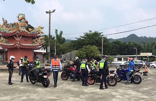 歸仁分局及監理站、環保局加強一八二線的機車聯合稽查。（民眾提供）